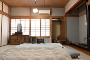 Gulta vai gultas numurā naktsmītnē 【湯布院の山小屋】サンクラウド・ヒュッテ