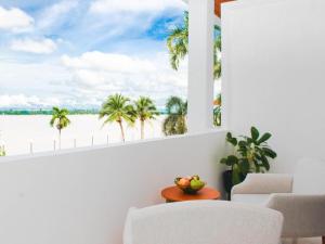 那空拍儂的住宿－Nakorn Phanom Riverview，客房设有可欣赏海滩景致的窗户。