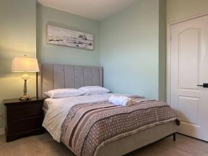Un dormitorio con una cama con una toalla. en Luxury Spacious 5-Bedroom Home en Londres