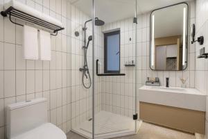 Ένα μπάνιο στο Adoor Suites Shenzhen