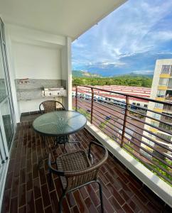 balkon ze stołem i krzesłami oraz widokiem w obiekcie Apartamento de descanso w mieście Ricaurte