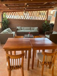 una mesa de madera y sillas en la sala de estar. en Lindo depa san miguel, 3camas, wifi, terraza., en Lima