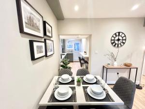 a dining room with a table and chairs in a room at The Keyfield House - St Albans in Saint Albans