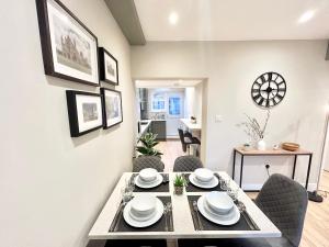 a dining room with a table and chairs in a room at The Keyfield House - St Albans in St. Albans