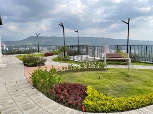 un parco con panchina e fiori in un parco con vista di Acogedor apartamento cerca de clínica en F/blanca a Floridablanca