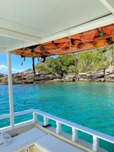 a view from the back of a boat in the water at Suite Brava in Búzios