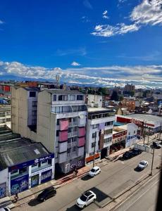 eine Luftansicht einer Stadt mit auf einer Straße geparkt in der Unterkunft Alojamientos privados y céntricos. in Bogotá