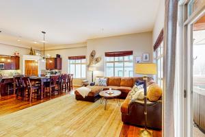 Χώρος καθιστικού στο Snowfall Lodge 7