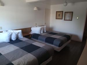 Postel nebo postele na pokoji v ubytování Cardston Inn
