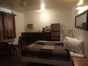 Postel nebo postele na pokoji v ubytování Cardston Inn