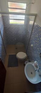 een badkamer met een wastafel en een toilet bij Hospedaria Caminho da Roça in Gonçalves