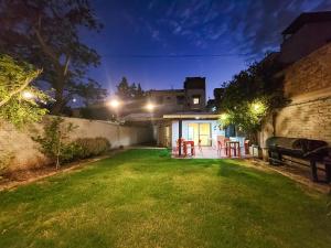a backyard at night with a table and chairs at Hotel Juan B Justo in Mendoza