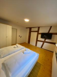 a bedroom with a bed with towels on it at Gasthof zum goldenen Schiff Anreise 24 7 digitale Rezeption Gratis Parkplatz in Marktbreit
