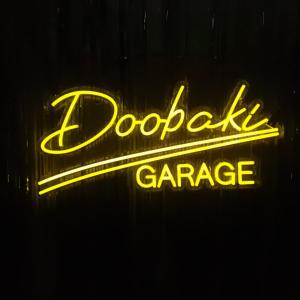 um sinal de néon para uma garagem de dodaack em Doobaki Hostel em Gyeongju