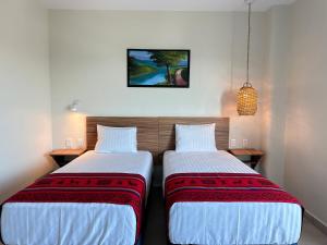 Postel nebo postele na pokoji v ubytování Oneiro Suites with Sea View