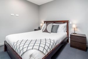 Tempat tidur dalam kamar di Stunning 1BR Apartment with Water Views