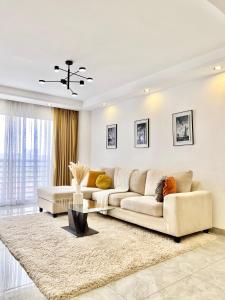 ein Wohnzimmer mit 2 Sofas und einem Tisch in der Unterkunft Tania Suites 2 bed Perry West in Nairobi