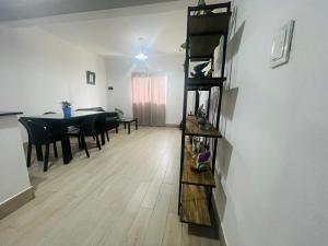 een woonkamer met een tafel en een eetkamer bij Cielos del valle in Salta