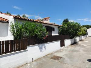 una recinzione di fronte a una casa con delle piante sopra di House Lavanda a Poreč (Parenzo)