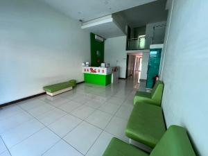 ein Wartezimmer mit grünen Möbeln in einem Krankenhaus in der Unterkunft Green Apple Boutique Hotel in Kota Kinabalu