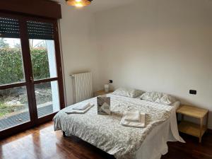 Un dormitorio con una cama con una caja. en Conte Durini Apartments & Rooms, en Arcore