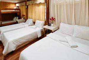 Un pat sau paturi într-o cameră la RedDoorz @ Monterrazas Village Homestay Baguio