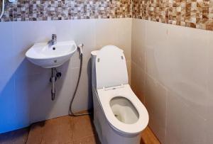 a bathroom with a toilet and a sink at RedDoorz @ Monterrazas Village Homestay Baguio in Baguio