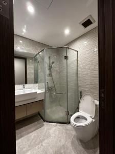 ein Bad mit einer Dusche, einem WC und einem Waschbecken in der Unterkunft Vinhomes West Point homestay in Hanoi