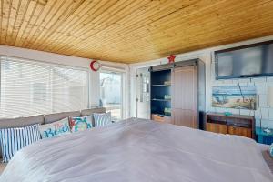 デニス・ポートにあるBeach Daysのテレビ付きの客室で、白い大型ベッド1台が備わります。