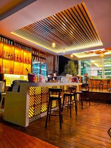 restauracja z barem ze stołami i krzesłami w obiekcie Chiangkhan River Mountain Resort w mieście Chiang Khan