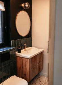 een badkamer met een wastafel en een spiegel bij Duża Holenderka - Lewy Brzeg Narwi in Burlaki