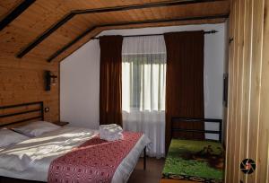 a bedroom with two beds and a window at Cabana Vasc in Borsa