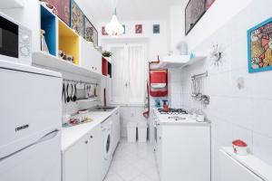 ローマにあるCasa Lindaの白いキッチン(白いキャビネット、白い電化製品付)