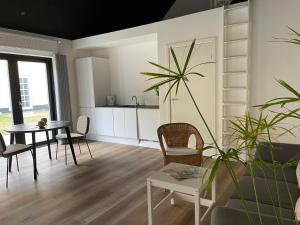 - un salon avec un canapé et une table dans l'établissement Kallehavegaard Badehotel, à Løkken