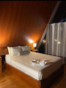 - une chambre avec un grand lit blanc et une fenêtre dans l'établissement Yarumo Lodge, Río Celeste Black Chalets, à Bijagua