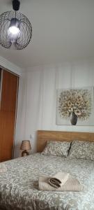 - une chambre avec un lit et une couverture dans l'établissement Global Guest PN, à Lisbonne