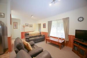 ブライトにあるSilver Birches Holiday Village - Unit 5のソファとテレビのあるリビングルーム