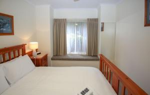 ブライトにあるSilver Birches Holiday Village - Unit 5の白いベッドと窓のある寝室 +13枚の写真