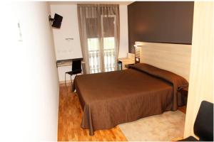 1 dormitorio con cama, escritorio y ventana en Hotel Restaurante Zelaa, en Zaldibia