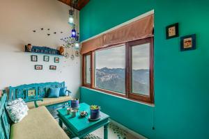 西姆拉的住宿－Alaya Stays Meridian Oak, Shimla，带沙发和窗户的客厅