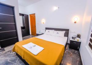 Postel nebo postele na pokoji v ubytování Cool Nest 5 BR Pool Villa Munnar by VOYE HOMES