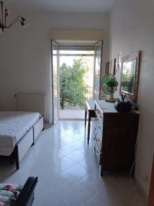 een slaapkamer met een bed, een dressoir en een spiegel bij Casa Etna in Solicchiata