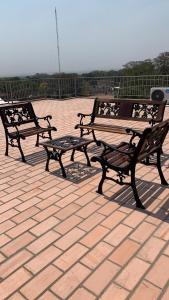 聖洛倫索的住宿－CALENA I，两个公园长椅,坐在砖砌的庭院
