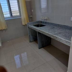 Habitación con baño con lavabo de granito. en iskcon's GITANAGARI RETREAT CENTER, en Jait