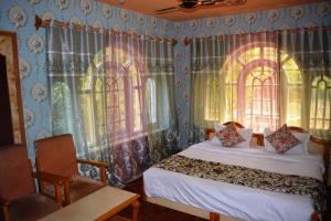 Hotel Bakhtawar tesisinde bir odada yatak veya yataklar