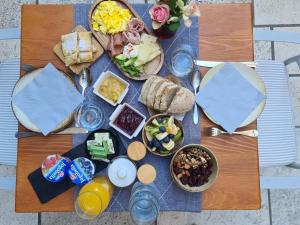 einen Tisch mit einem Haufen Frühstückslebensmittel drauf. in der Unterkunft Villa Nora Hvar in Hvar