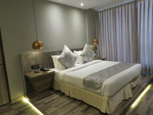 Llit o llits en una habitació de Sterling Palm Bliss - Rishikesh