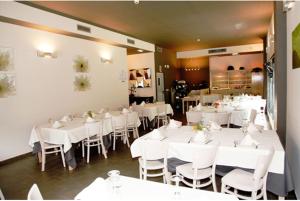 Un restaurante o sitio para comer en Hotel Restaurante Zelaa