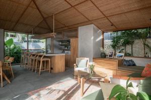 cocina abierta y sala de estar con techos de madera. en Masa Kini NEW 3 BR Family Villa with Pool walking distance to Uluwatu Beach, en Uluwatu