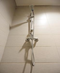 a shower with a shower head in a bathroom at OYO 93667 Penginapan Pelangi in Batam Center